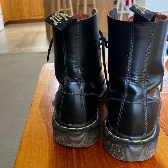 Black genuine leather doc martens boots, unisex size 8 women's and 6 in mens - Picture 3 of 3
